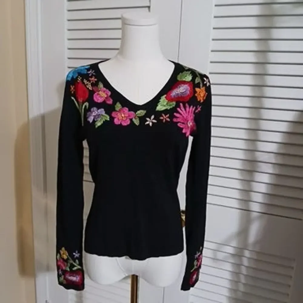 Michelle Nicole Sm Black Long-Sleeved Sweater Floral Embroidered Accents V Neck